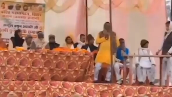 Platform collapsed while criticizing Ram Mandir: Video goes viral