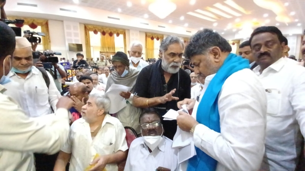 DK Shivakumar extends support to a woman, handing her a Rs. 500 notes and instilling courage.