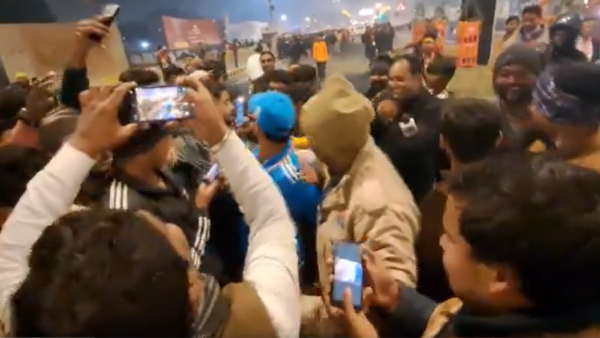 Duplicate Virat Kohli in Ayodhya: People stop and take photos