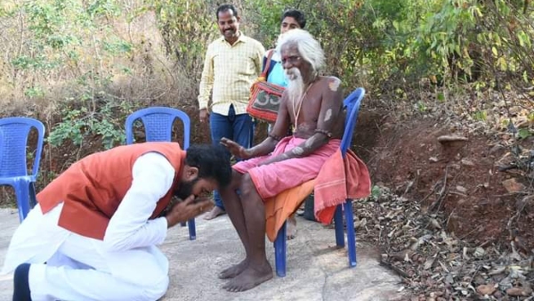 Lok Sabha Elections: Former minister Sriramulu gets blessings of Nagu Sadhu Lok Sabha Elections: Former minister Sriramulu gets blessings of Nagu Sadhu