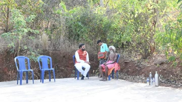 Lok Sabha Elections: Former minister Sriramulu gets blessings of Nagu Sadhu Lok Sabha Elections: Former minister Sriramulu gets blessings of Nagu Sadhu