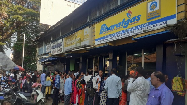 Gas Agencies Charge Rs 180 And Gave Gas Pipe To Those Who Came For Cylinder E-KYC Gas Agencies Charge Rs 180 And Gave Gas Pipe To Those Who Came For Cylinder E-KYC