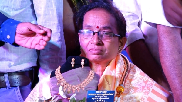 Gift Of Gold Jewelry To Teacher By Students At Mangaluru