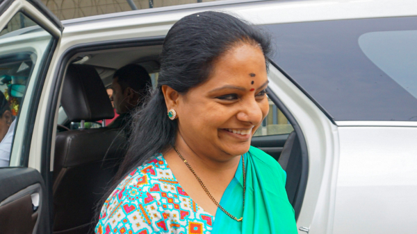 KCRs daughter Kavitha will contest against Sonia Gandhi in Telangana 