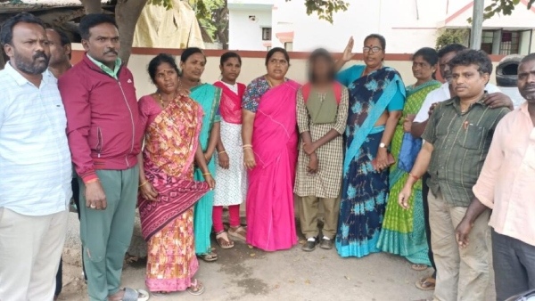 KSRTC Bus Conductor Slapped On School Student At Mandya