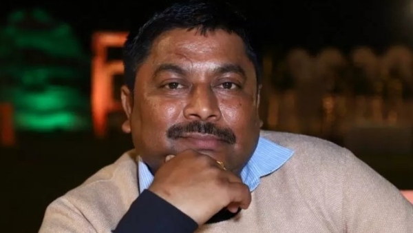 Malay Debnath, who had brought 100 when he came from town, now has 200 crores in his hand