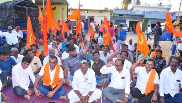Keragodu Villagers Oppose the Removal of Anjaneya Dhwaja Sthamba: Held Protest Keragodu Villagers Oppose the Removal of Anjaneya Dhwaja Sthamba: Held Protest