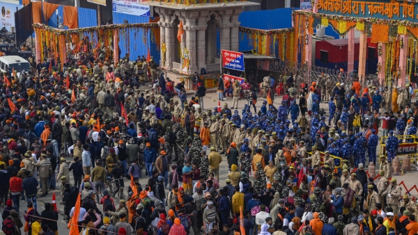Massive crowd at Ram Mandir: Entry of vehicles bound for Ayodhya restricted