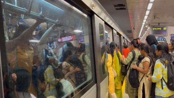  Namma Metro: Young Girl Face Sexual Harassment by A Man in Mejestric Metro Station on Jan 1st