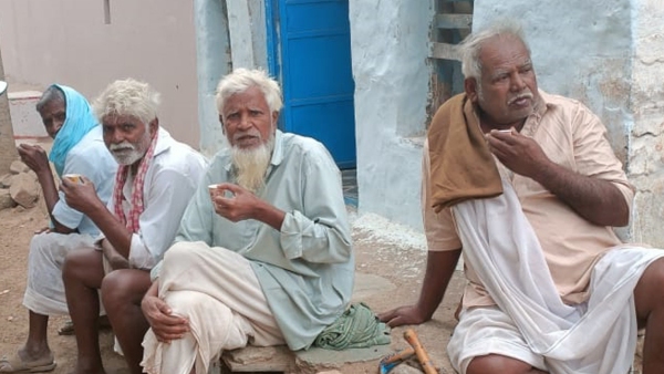 Raichur: Elderly parents are waiting for the path of children who have gone in search of work!