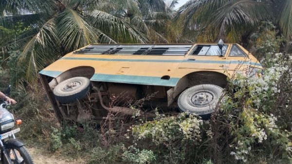 School bus overturns, more than 10 students seriously injured near hosadurga taluk