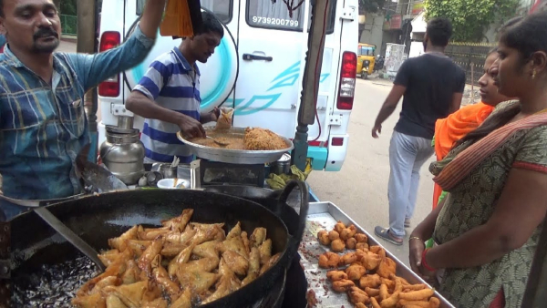 Chilled Bengaluru: High Demand for Tea, Coffee, and Fried Foods in Bangalore Amid Winter Sets in Chilled Bengaluru: High Demand for Tea, Coffee, and Fried Foods in Bangalore Amid Winter Sets in