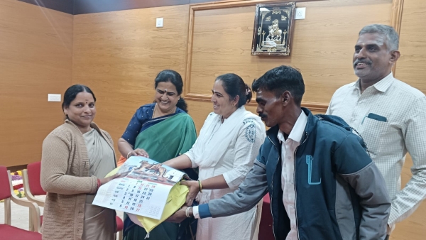 V.Somanna Wife who gave gifts to the Male mahadeshwara hill employees 