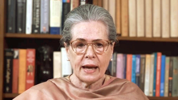 KCRs daughter Kavitha will contest against Sonia Gandhi in Telangana 