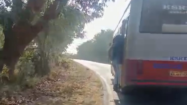 Students travel by footboard in Chikkaballapurs Bommaganahalli