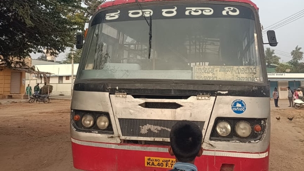 Students travel by footboard in Chikkaballapurs Bommaganahalli