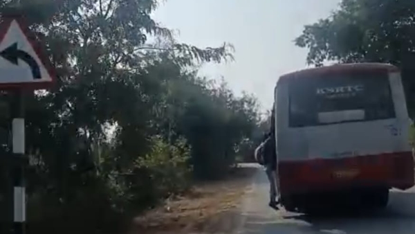Students travel by footboard in Chikkaballapurs Bommaganahalli