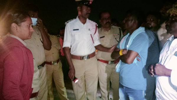 Mahindra pick-up vehicles rear tire burst near davanagere, three death on the spot