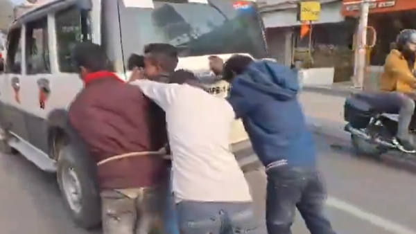 Accuseds push police vehicle to court: Video goes viral