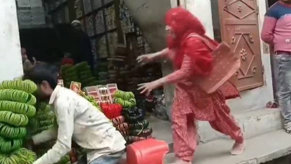 ‘WWE-Style Fight’: A woman beat up a man outside a bangle shop: video viral