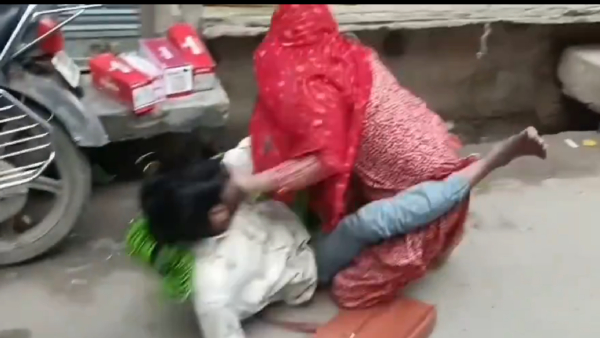 ‘WWE-Style Fight’: A woman beat up a man outside a bangle shop: video viral