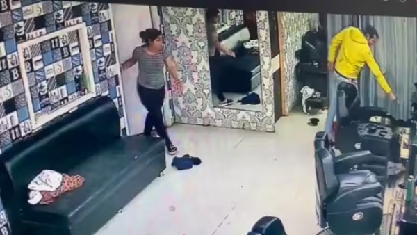 Firing attack in Delhi saloon: Two youths killed- Firing video captured