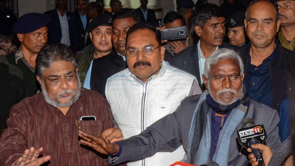 Governor Puts Champai Soren on Hold, MLAs Set to Be Flown Out of Jharkhand Governor Puts Champai Soren on Hold, MLAs Set to Be Flown Out of Jharkhand