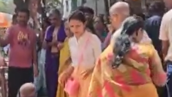  Infosys Narayana Murthy with his wife, daughter and grandchildren on the roadside in Bengaluru