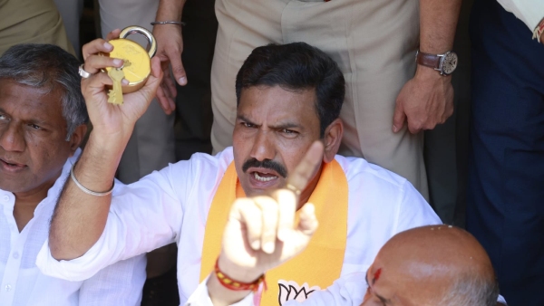 Police Arrest Bjp Protesters Who Tried To Lock Vidhana Soudha