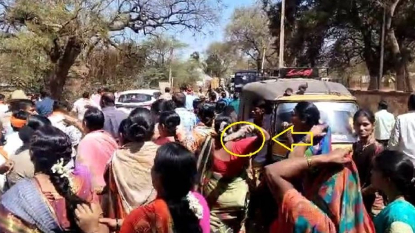 Devotees of the Math protest against Rambhapuri Shri: Shris car pelted with slippers Devotees of the Math protest against Rambhapuri Shri: Shris car pelted with slippers