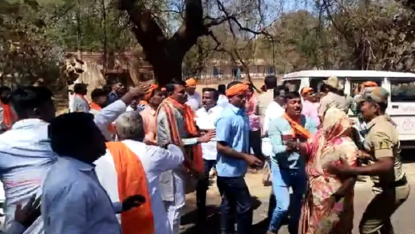 Devotees of the Math protest against Rambhapuri Shri: Shris car pelted with slippers Devotees of the Math protest against Rambhapuri Shri: Shris car pelted with slippers