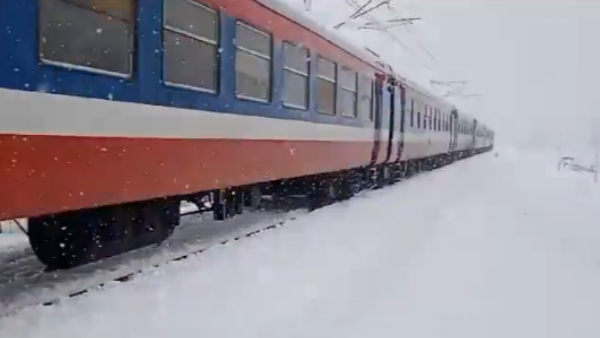 Train run amid heavy snowfall, These Amazing scene shared by Ashwini Vaishnaw in twitter