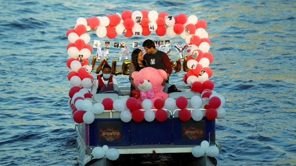 Valentines Day 2024: Send a gift photo to wish loved ones