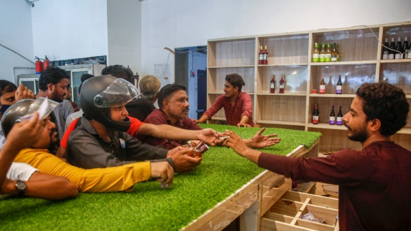 Valentines Day Liquor Ban May Affect The Lovers In Bengaluru 