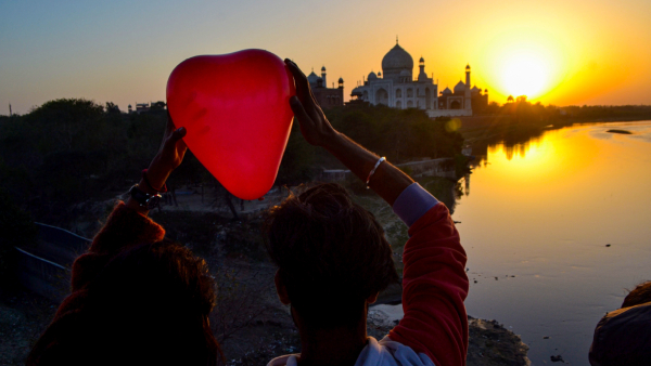 Valentines Day 2024: Send a gift photo to wish loved ones