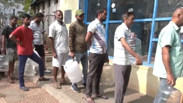  Bengaluru Residents Endure Lengthy Queues for Water Cans Amidst Continuing Water Crisis