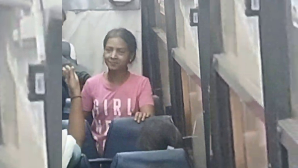 Women fought with slippers in Bengaluru bus!