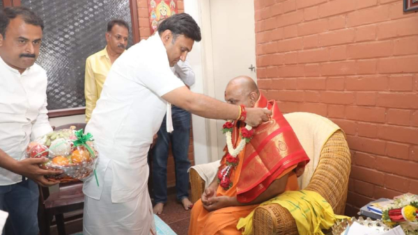 BJP candidate K Sudhakar met Dayanandpuri Swamiji of Devanga Math