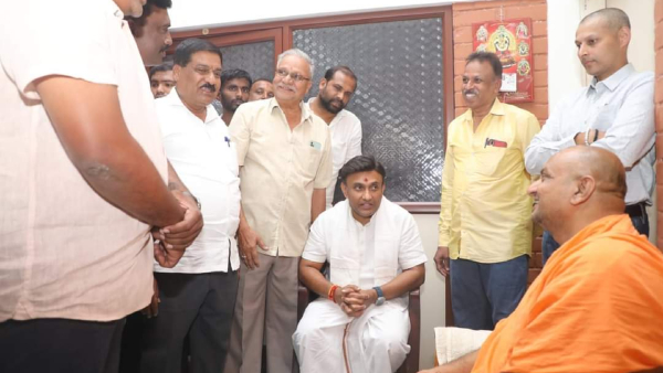 BJP candidate K Sudhakar met Dayanandpuri Swamiji of Devanga Math