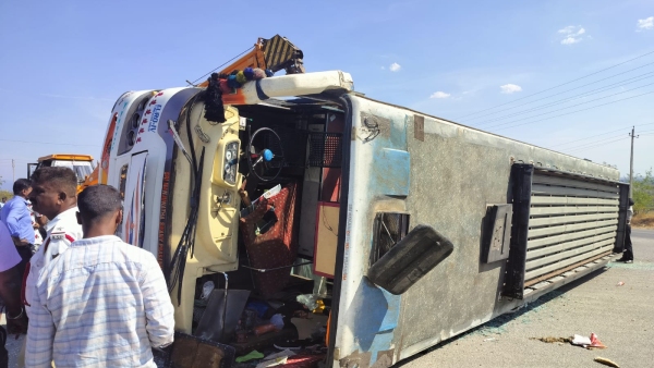 30 workers injured due to bus overturn near Badanaguppe