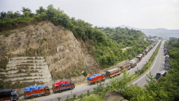 Jammu and Kashmir faced Heavy rain highway blocked for Vehicle