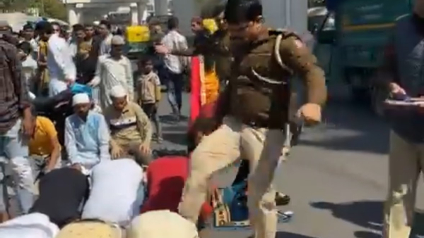 Delhi Cop Manoj Tomar was Suspended for Kicking Members Offering Namaz in Inderlok