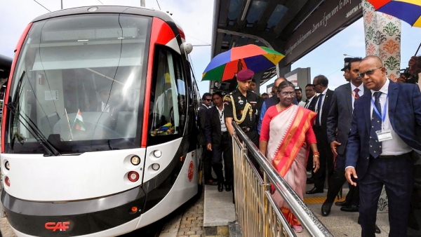 Indian President Droupadi Murmu Honors Gandhi During Visit to Mauritius know more