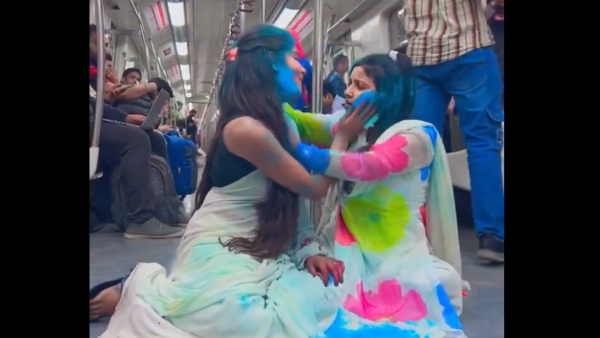 Girls Played Holi in Delhi Metro Video goes viral