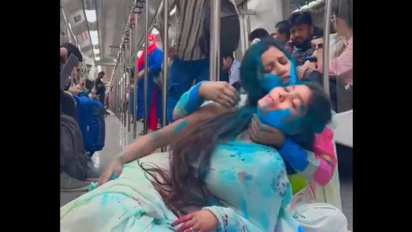 Girls Played Holi in Delhi Metro Video goes viral