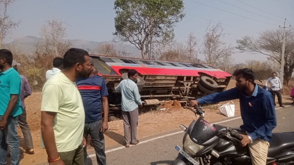 KSRTC Bus overturned in Odeyarapalya