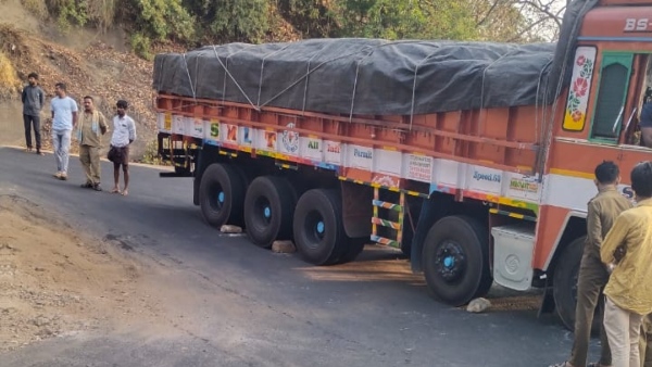 Charmadi Ghat 16 wheeler lorry stuck at Charmadi Ghat 10th turn motorists worried Charmadi Ghat 16 wheeler lorry stuck at Charmadi Ghat 10th turn motorists worried