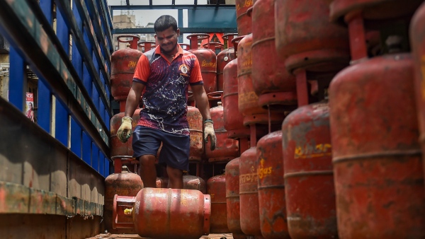 Commercial LPG Gas Cylinders Price Hiked By Rs 25