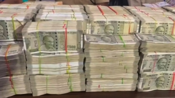 3 98 Lakh cash and 21 mobile phones seized without documents in Holeharahalli