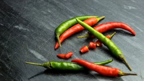Farmers are in trouble due to fall in price of chillies in Raichur market